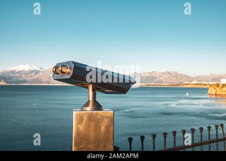 Stationäres Beobachtungsfernglas bei Sonnenaufgang an einem sonnigen Wintertag in Antalya Türkei Stockfoto