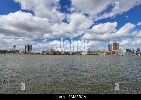 Rotterdam - Panoramaansicht von Kop van Zuid in Richtung Euromast und Museumshafen, Südholland, Niederlande, Rotterdam, 16.04.2018 Stockfoto