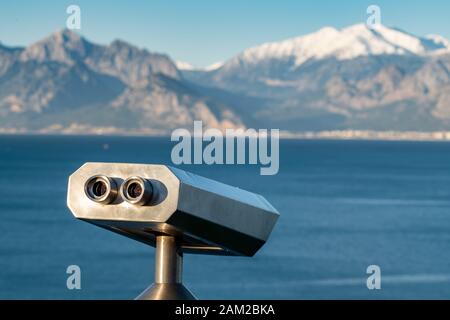 Stationäres Beobachtungsfernglas bei Sonnenaufgang an einem sonnigen Wintertag in Antalya Türkei Stockfoto