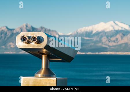 Stationäres Beobachtungsfernglas bei Sonnenaufgang an einem sonnigen Wintertag in Antalya Türkei Stockfoto