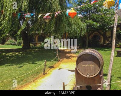 Matamata, Neuseeland - 12. Dezember 2019: Hobbiton Movie Set. Der berühmte Drehort Von Hobbit und Herr Der Ringe Stockfoto