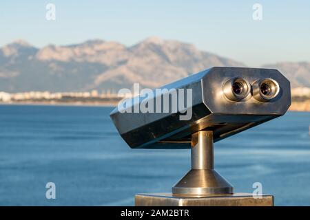 Stationäres Beobachtungsfernglas bei Sonnenaufgang an einem sonnigen Wintertag in Antalya Türkei Stockfoto