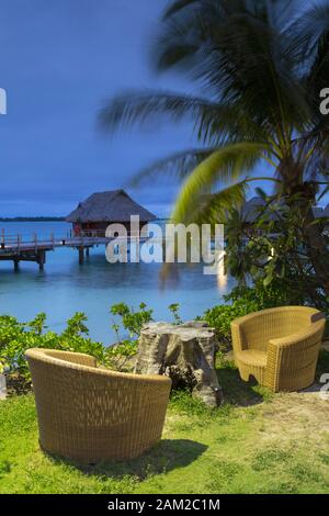 Garten und Anlegesteg von Sofitel Private Island, Bora Bora, Gesellschaftsinseln, Französisch-Polynesien Stockfoto