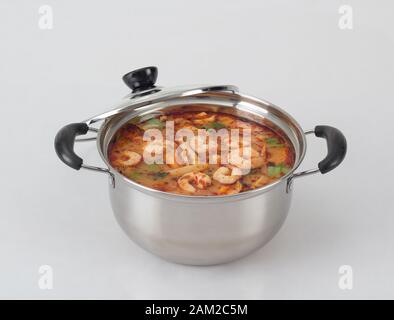 Tom Yum Kung, würzige Garnelensuppe im Topf, berühmte thailändische Küche Stockfoto