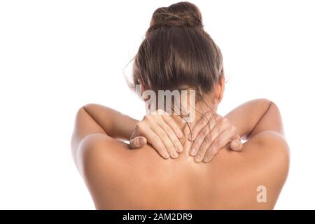 Frau mit Schmerzen im Rücken und Hals auf weißem Hintergrund Stockfoto