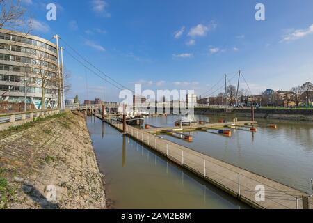 Duisburg - Blick in die Marina, wo im Winter nur wenige Boote gefestert werden und mit der sogenannten Humpbackbrücke, Nordrhein-Westfalen, Deutschland, Duisbur Stockfoto