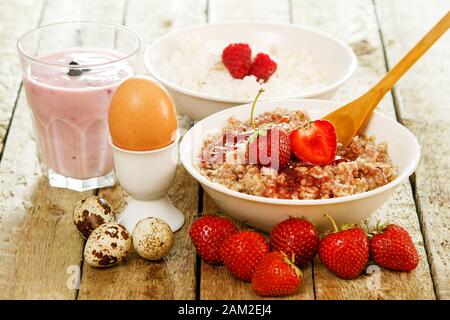Gesundes Frühstück. Verschiedene Speisen auf dem Holztisch. Stockfoto