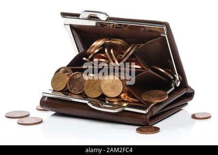 Ledertasche mit vielen Euro-Cent-Münzen auf weißem Hintergrund Stockfoto