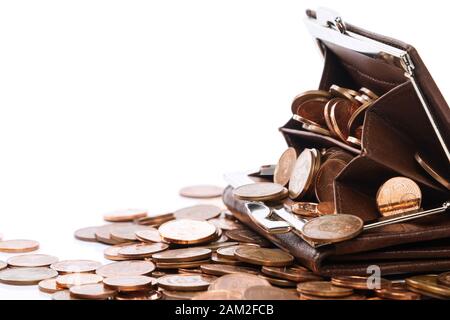 Ledertasche mit vielen Euro-Cent-Münzen auf weißem Hintergrund Stockfoto