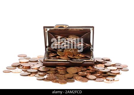 Ledertasche mit vielen Euro-Cent-Münzen auf weißem Hintergrund Stockfoto