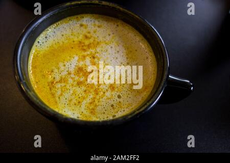 Tasse heißen tumerischen Tees oder goldener Milch. Stockfoto