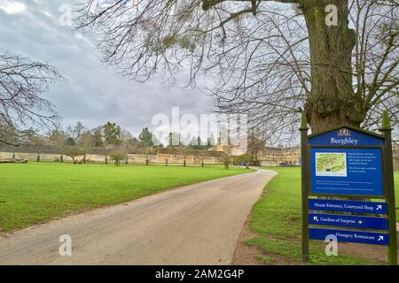 Parkland im Burghley House, einem elisabethanischen Anwesen der Familie Cecil, seit es im sechzehnten Jahrhundert von William Cecil erbaut wurde. Stockfoto