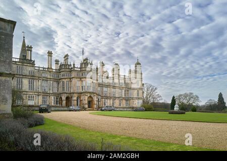 Vorgarten und Fassade von Burghley House, einem elisabethanischen Anwesen der Familie Cecil, seit es im sechzehnten Jahrhundert von William erbaut wurde. Stockfoto