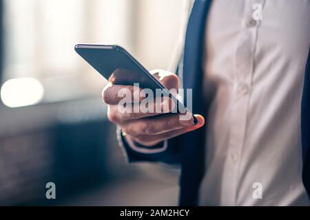 In der Nähe Bild von mans hand mit einem Smartphone Stockfoto