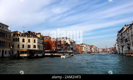 Berühmter Grand canale von der Rialtobrücke in Venedig, Italien Stockfoto