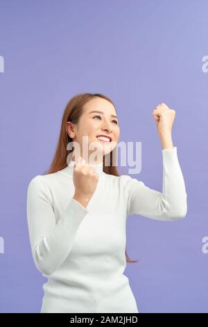 Portrait von ihr, daß sie schöne attraktive Bezaubernd, charmantes, süß Heiter fröhlichen Mädchen zeigen Verwunderung zufriedenheit Geste auf Violett isoliert Stockfoto