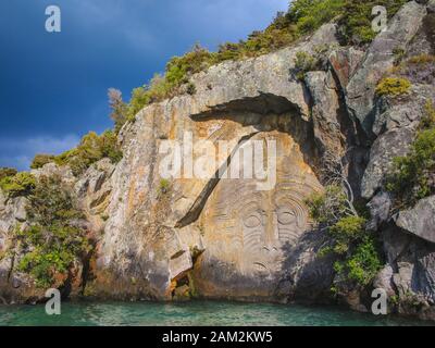 Mine Bay Maori Rock Schnitzereien in Taupo, North Island, Neuseeland Stockfoto