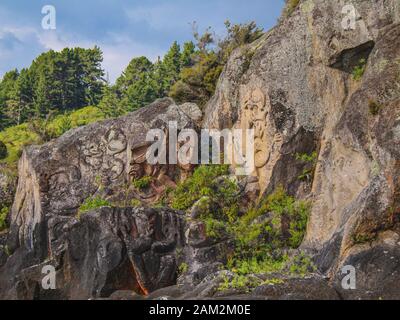 Mine Bay Maori Rock Schnitzereien in Taupo, North Island, Neuseeland Stockfoto