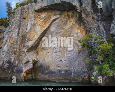 Mine Bay Maori Rock Schnitzereien in Taupo, North Island, Neuseeland Stockfoto