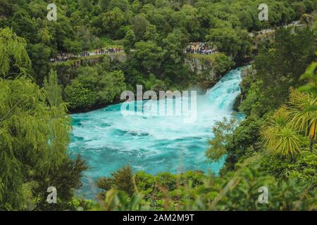 Huka Falls, Neuseeland - 27. Dezember 2016: Touristen, die die mächtigen Huka Falls in Taupo auf der Nordinsel Neuseelands beobachten Stockfoto