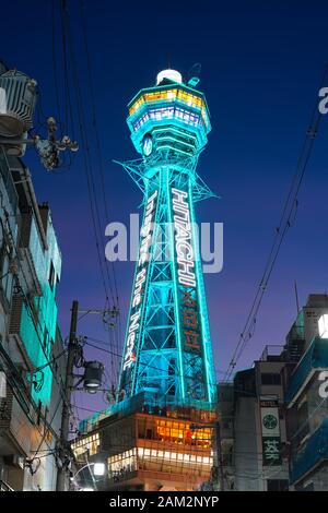 Osaka, Japan - 15. Dezember 2019: Der berühmte Tsutenkaku Tower der Stadt Osaka, dies sind die Reiseziele des Stadtbezirks Shinsekai, Osaka in Kan Stockfoto