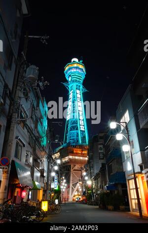 Osaka, Japan - 15. Dezember 2019: Der berühmte Tsutenkaku Tower der Stadt Osaka, dies sind die Reiseziele des Stadtbezirks Shinsekai, Osaka in Kan Stockfoto