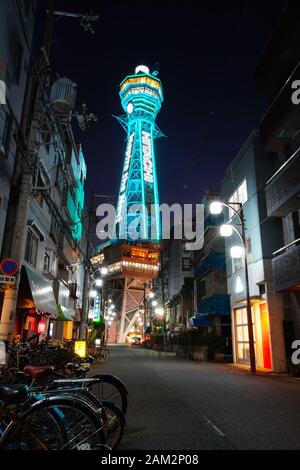 Osaka, Japan - 15. Dezember 2019: Der berühmte Tsutenkaku Tower der Stadt Osaka, dies sind die Reiseziele des Stadtbezirks Shinsekai, Osaka in Kan Stockfoto