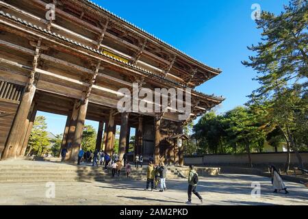 Nara, Japan - 16. Dezember 2019: Das große Holztor Des Todaiji-Tempels, dies ist die berühmtesten Reiseziele der Stadt Nara in Kansai Stockfoto