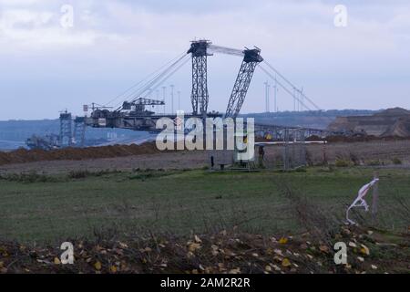 Blick auf den oberen Teil des Schaufelradbaggers im Kohlebergwerk Garzweiller, Deutschland Stockfoto