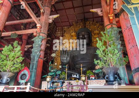 Nara, Japan - 16. Dezember 2019: Die große Buddha-Statue, die in der Hauptkapelle des Todaiji-Tempels verankert ist, ist dies die berühmtesten Reiseziele von Stockfoto