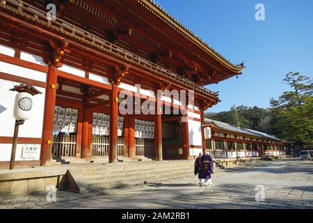 Nara, Japan - 16. Dezember 2019: Japanische Mönch gehen am zweiten Holztor Des Todaiji-Tempels vorbei, dies ist das bekannteste Reiseziel Stockfoto