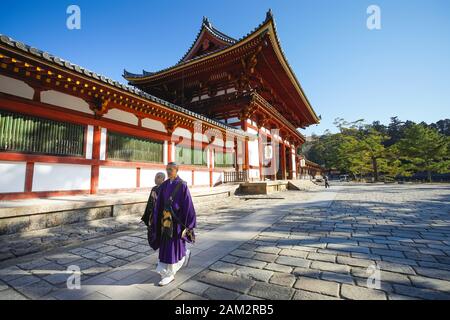 Nara, Japan - 16. Dezember 2019: Japanische Mönch gehen am zweiten Holztor Des Todaiji-Tempels vorbei, dies ist das bekannteste Reiseziel Stockfoto