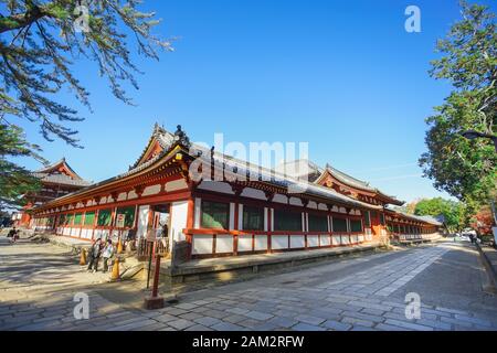 Nara, Japan - 16. Dezember 2019: Außerhalb des Todaiji-Tempels im Nara-Park ist dies die berühmtesten Reiseziele der Stadt Nara in der Gegend von Kansai in J Stockfoto