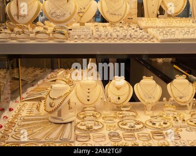 Florenz, Italien, 6. Januar 2020: Gold für den Verkauf im Shop auf der Ponte Vechio, Alte Brücke. Florenz ist berühmt für seine Goldschmiede. Stockfoto