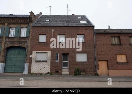 Reihe von Wohnhäusern in der Stadt, die für den Kohlebergbau aufgegeben wurden, Mannheim, Deutschland Stockfoto