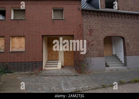 Reihe von Wohnhäusern in der Stadt, die für den Kohlebergbau aufgegeben wurden, Mannheim, Deutschland Stockfoto