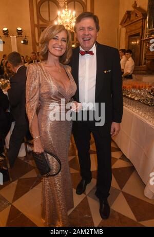 München, Deutschland. 10 Jan, 2020. Dagmar Wöhrl, Unternehmer und Ulrich Walter, deutscher Astronaut, bis Sie an der Rezeption des Neuen Jahres im Kaisersaal der Residenz. Credit: Felix Hörhager/dpa/Alamy leben Nachrichten Stockfoto