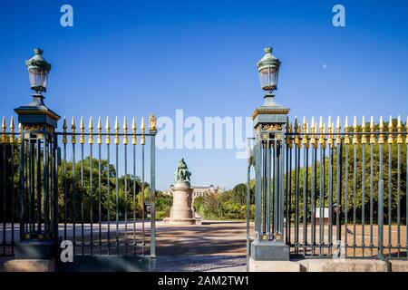 Jardin des Plantes Park Eingang und Lamarck Statue, Paris, Frankreich Stockfoto