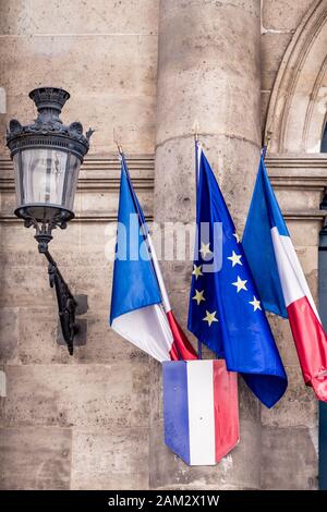 Die französischen und europäischen Flaggen auf Senat Eingang, Paris, Frankreich Stockfoto