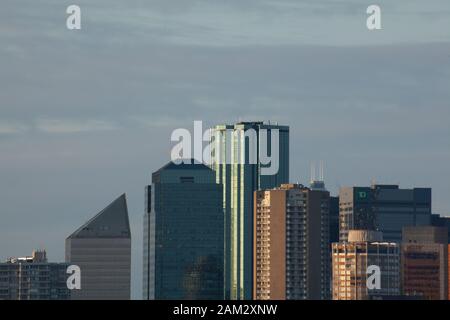 Skyline von Wolkenkratzern und modernen Bürogebäuden gegen übergiebelten Himmel, Edmonton, Alberta, Kanada Stockfoto