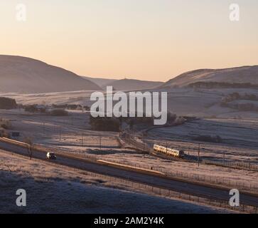 First Transpennine Express Klasse 350 Siemens Desiro Zug passiert Tabay auf der West Coast Mainline in Cumbria mit einem Manchester Glasgow Zug Stockfoto