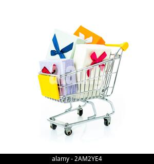 Warenkorb mit Geschenken isoliert auf weiß Stockfoto