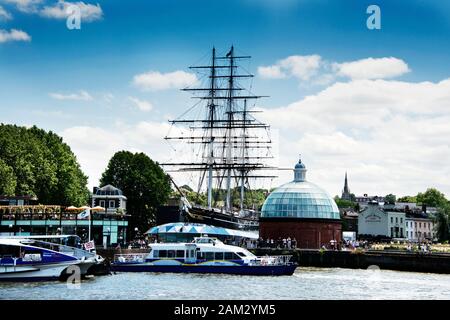 Fluss Themse Greenwich London Großbritannien zeigt Den Cutty Sark und Eingang zum Greenwich Foot Tunnel Stockfoto