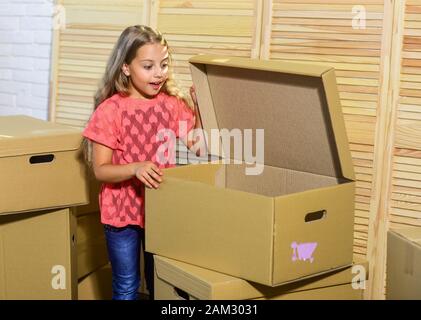 Richtiges Design. glücklichen kleinen Mädchen. Bewegen Konzept. neue Wohnung. der Kauf von neuen Behausung. glückliches Kind Karton. Kartons - Umzug in neues Haus. Stockfoto