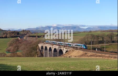 Ersten CAF gebaut Transpennine Express Klasse 397 (397007) im Personenverkehr auf der West Coast Hauptstrecke mit ein Manchester Flughafen Edinburgh Zug Stockfoto