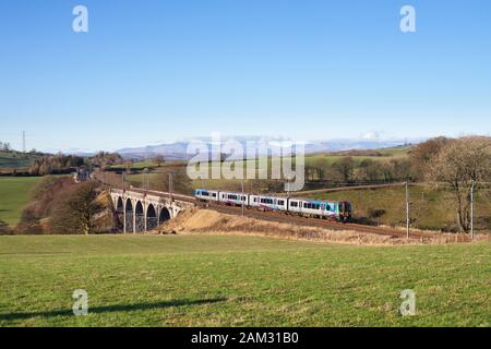 First Transpennine Express Klasse 350 Siemens Desiro Zug passiert Docker auf der West Coast Mainline in Cumbria mit einem Manchester Glasgow Zug Stockfoto