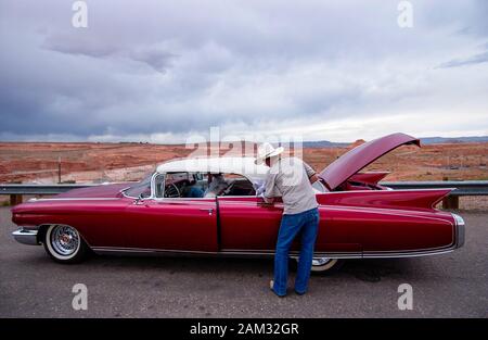 Kultige 60er roten Cadillac Convertible 62 Serie gestoppt auf der Autobahn 163 in Monument Valley Utah USA. Stockfoto