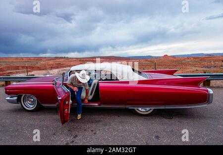 Kultige 60er roten Cadillac Convertible 62 Serie gestoppt auf der Autobahn 163 in Monument Valley Utah USA. Stockfoto
