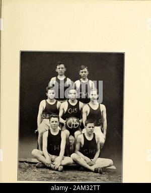 Schere und Schneidet [1913]. 68. Basketball Team George Dooley, PresidentFred Wilson, Bus. Mgr. Lloyd Hill, Secy-Treas. George DooleyGeorge König Freeman CrossHoward RogersSamuel Stuard Carl PyronJohn ErwinJames JohnsonAlfred Hendley Lloyd HillPreston AndrewsFred Wilson erster Tenor Berrien Graham zweiten Tenor Carl König Richard PattersonShaw Pruette Harold LittleAngus ShawBruce Turbyfil ERSTE BASS Walter DorrAlexander HalliburtonRobert BoydNed Keplinger ZWEITEN BASS Everet NisbitJoe MooreRav McKenzie 70 Stockfoto