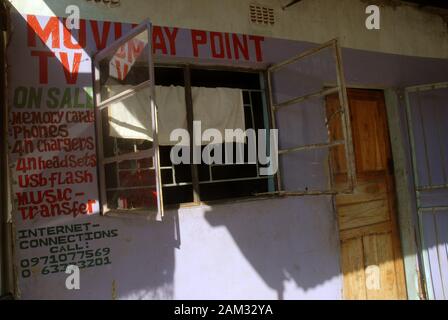 Muvipay Point TV Shop, Mwandi, Sambia, Afrika. Stockfoto